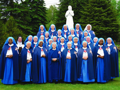 The nuns Apostles of Infinite Love in prayer, Die Nonnen Apostel der Unendlichen Liebe im Gebet